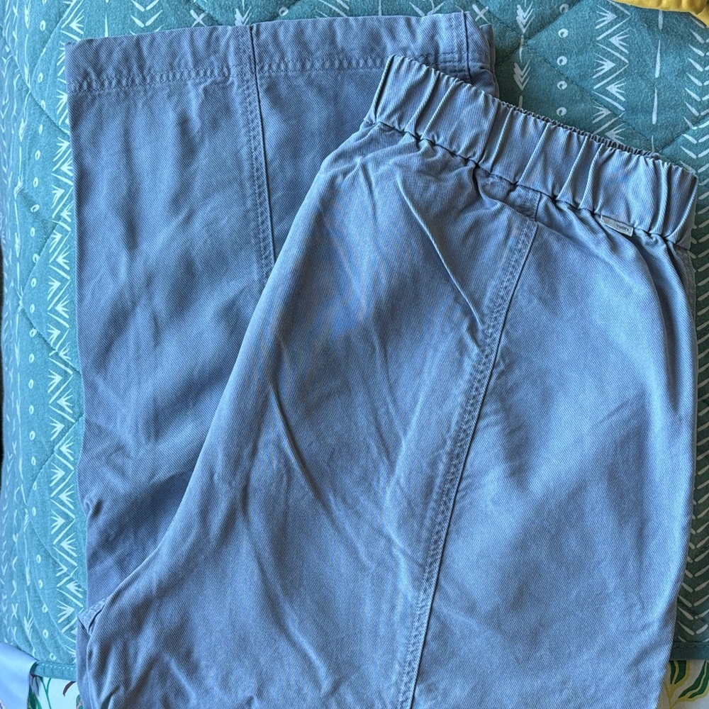 Vuori women’s Coastline pant in gray/light blue